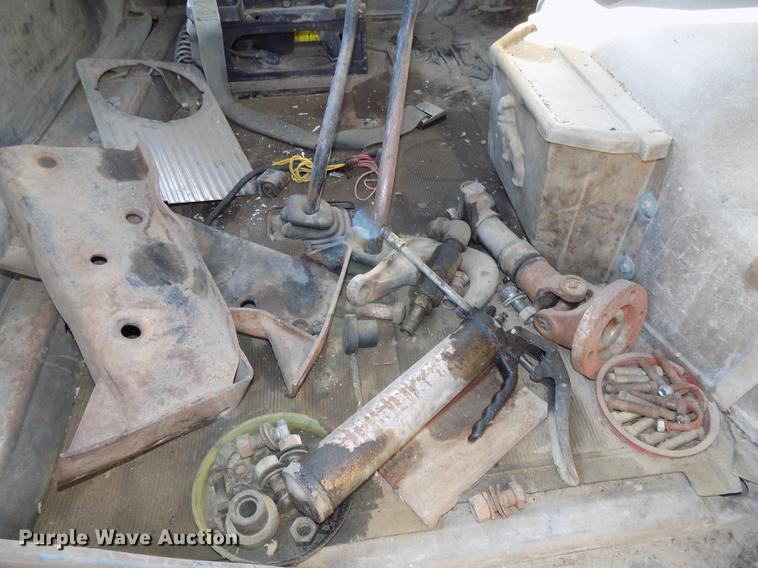 image for item DB8529 1984 Mack DM685S truck cab and chassis