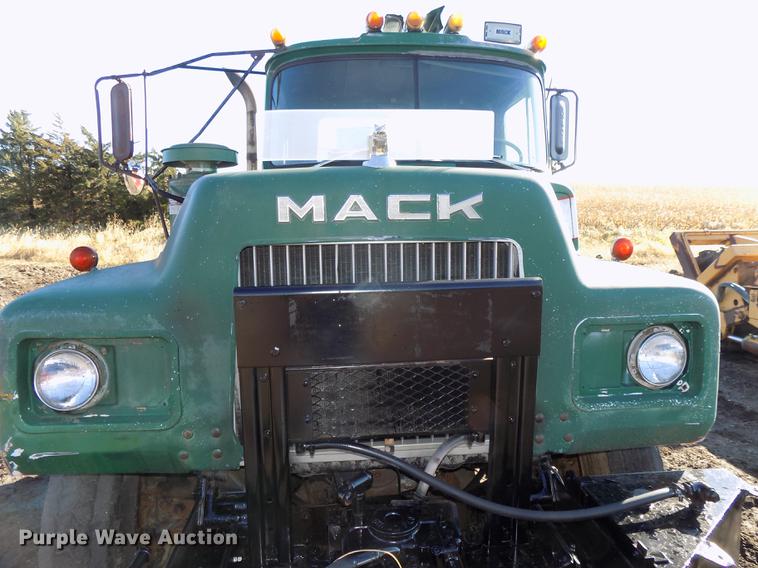image for item DB8529 1984 Mack DM685S truck cab and chassis