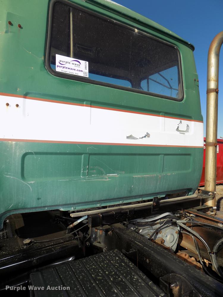 image for item DB8529 1984 Mack DM685S truck cab and chassis