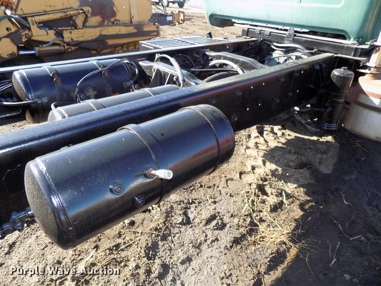 image for item DB8529 1984 Mack DM685S truck cab and chassis