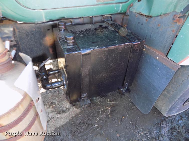 image for item DB8529 1984 Mack DM685S truck cab and chassis