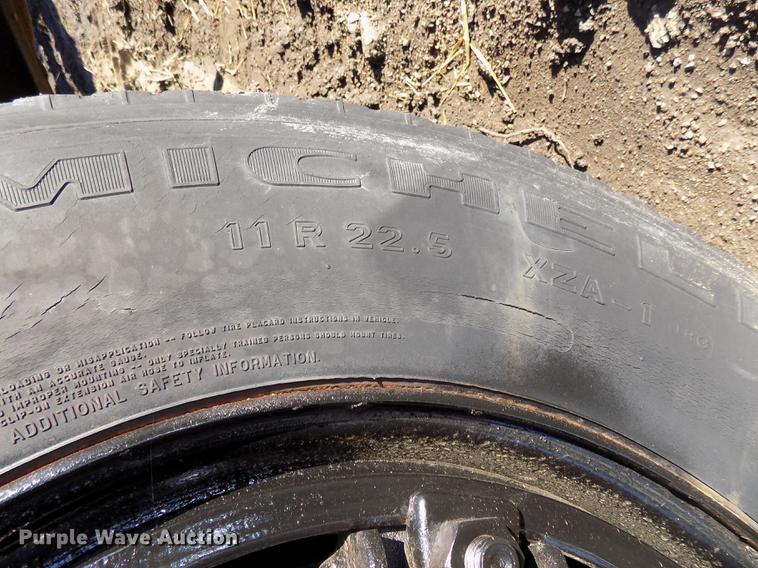 image for item DB8529 1984 Mack DM685S truck cab and chassis