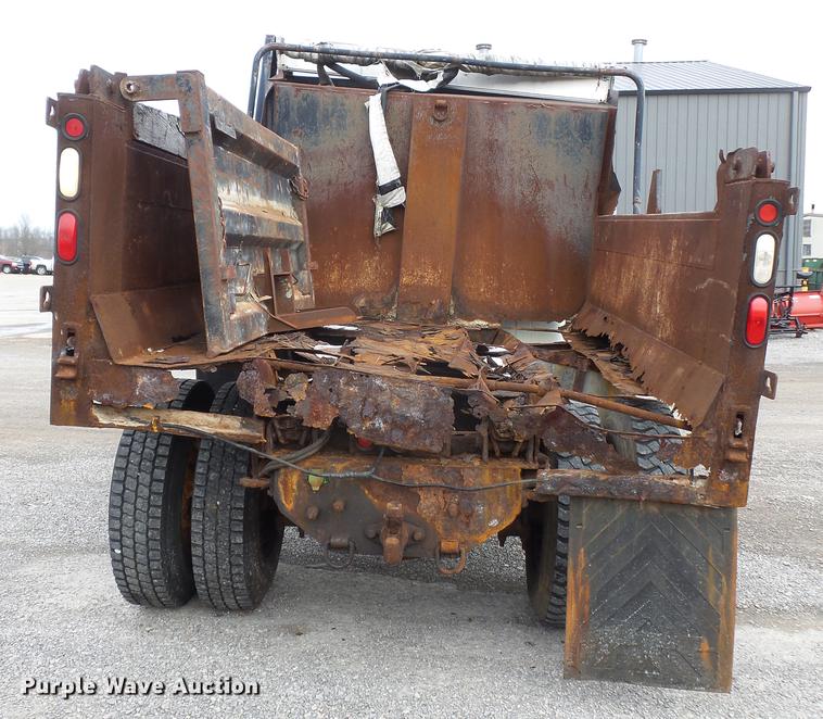 image for item DD2343 2002 International 4900 dump truck