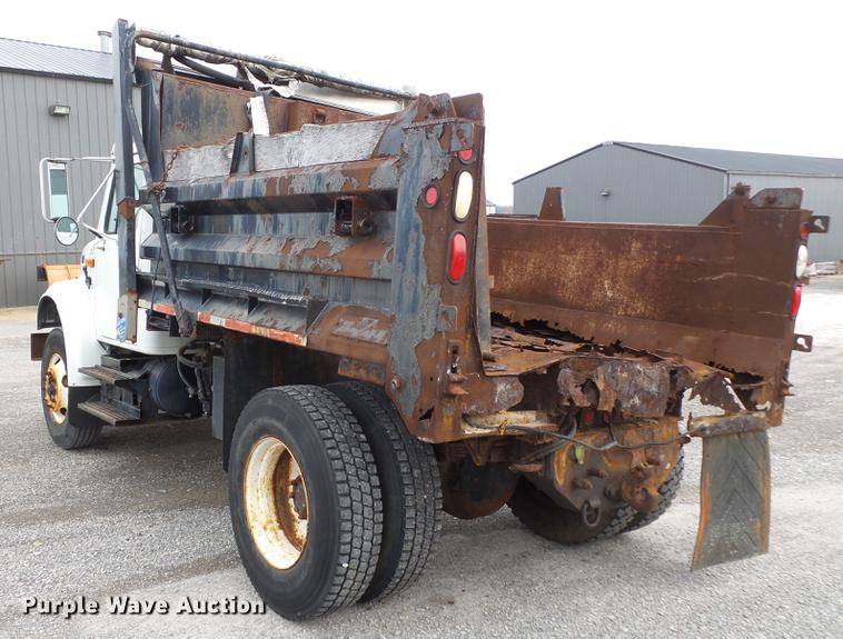 image for item DD2343 2002 International 4900 dump truck