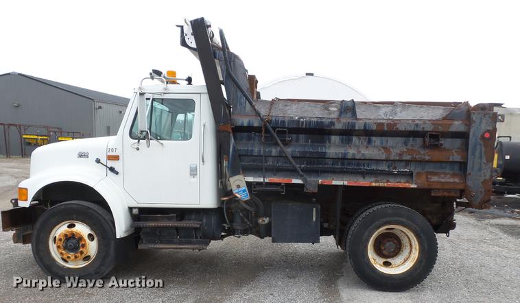 image for item DD2343 2002 International 4900 dump truck