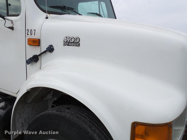 image for item DD2343 2002 International 4900 dump truck