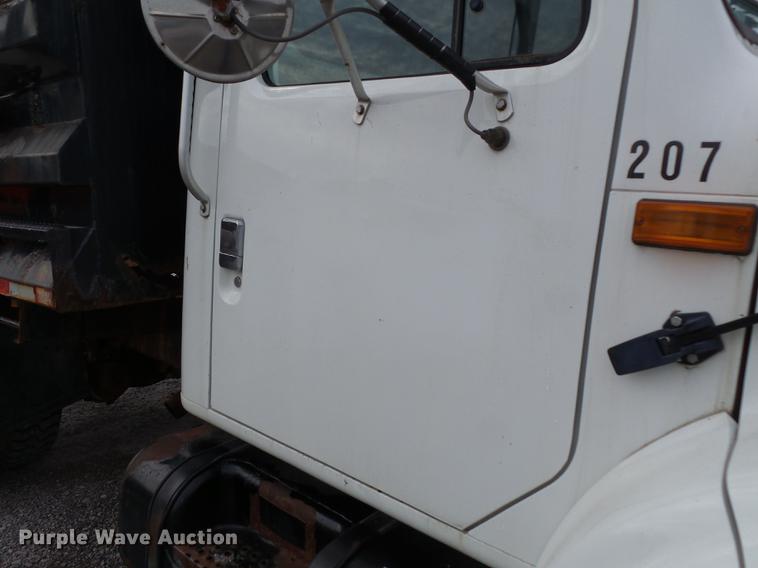 image for item DD2343 2002 International 4900 dump truck