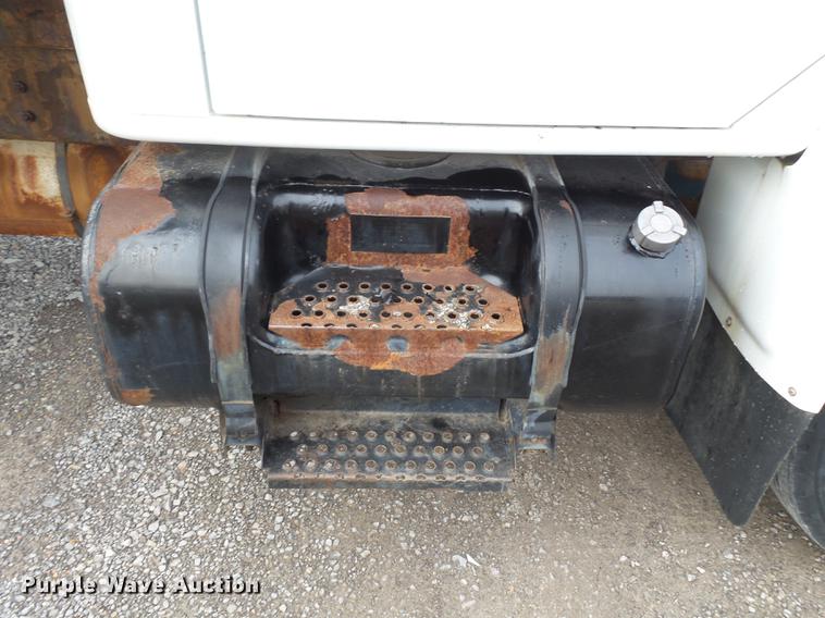 image for item DD2343 2002 International 4900 dump truck