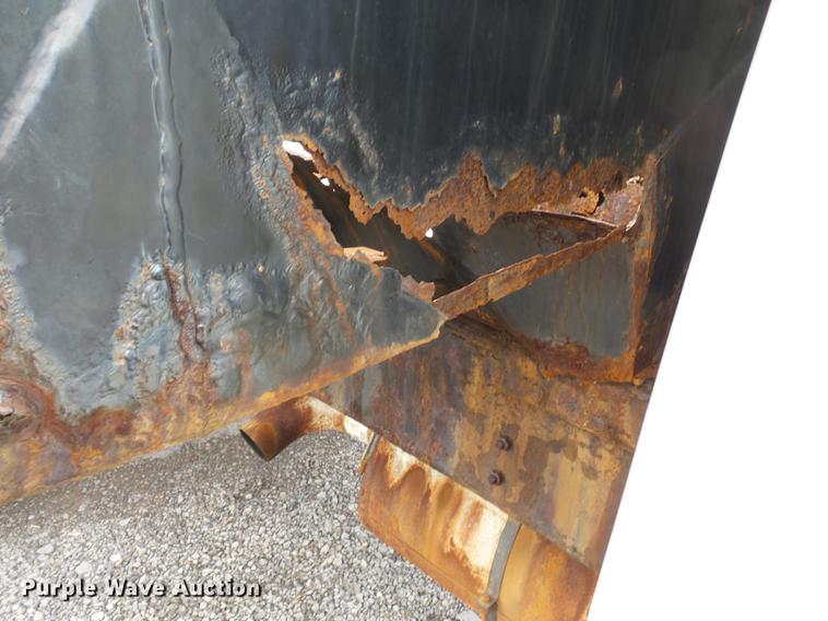 image for item DD2343 2002 International 4900 dump truck