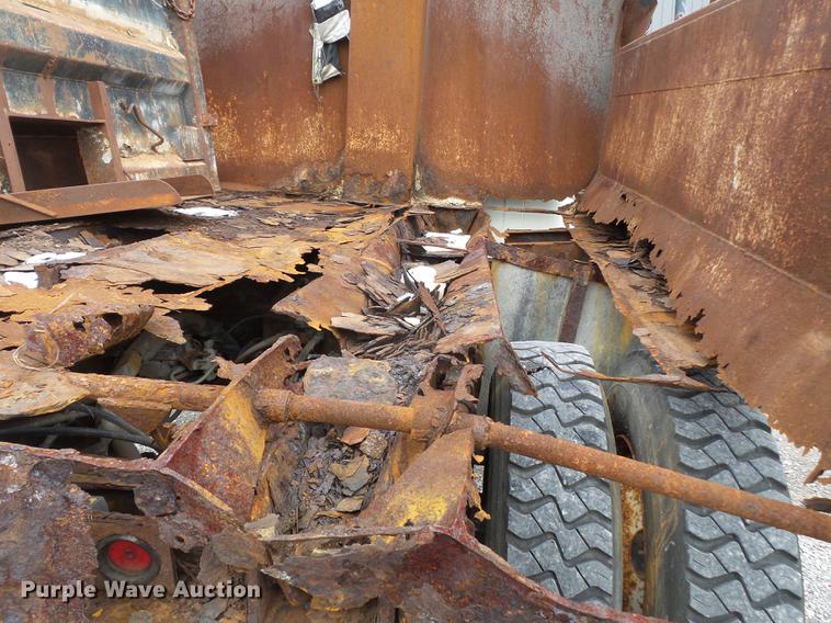 image for item DD2343 2002 International 4900 dump truck