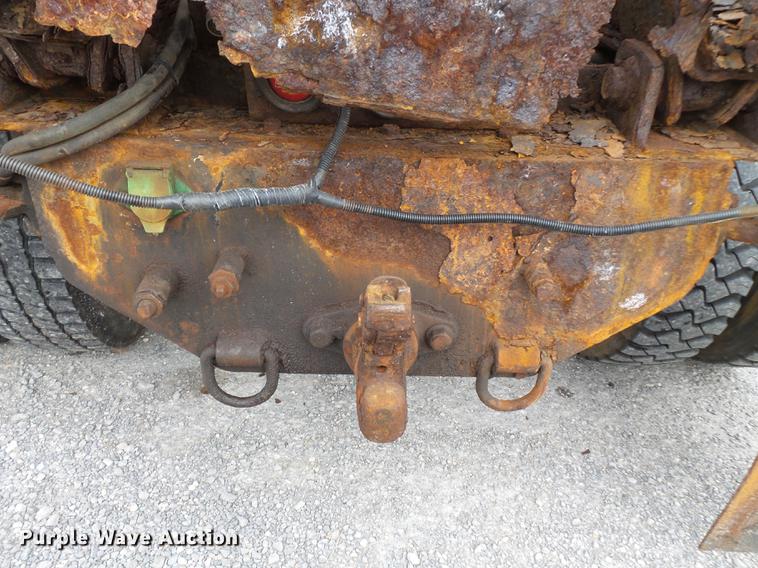 image for item DD2343 2002 International 4900 dump truck