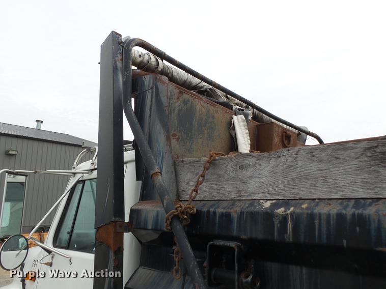 image for item DD2343 2002 International 4900 dump truck