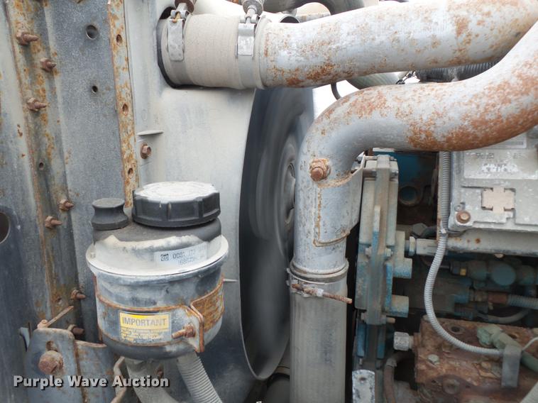 image for item DD2343 2002 International 4900 dump truck