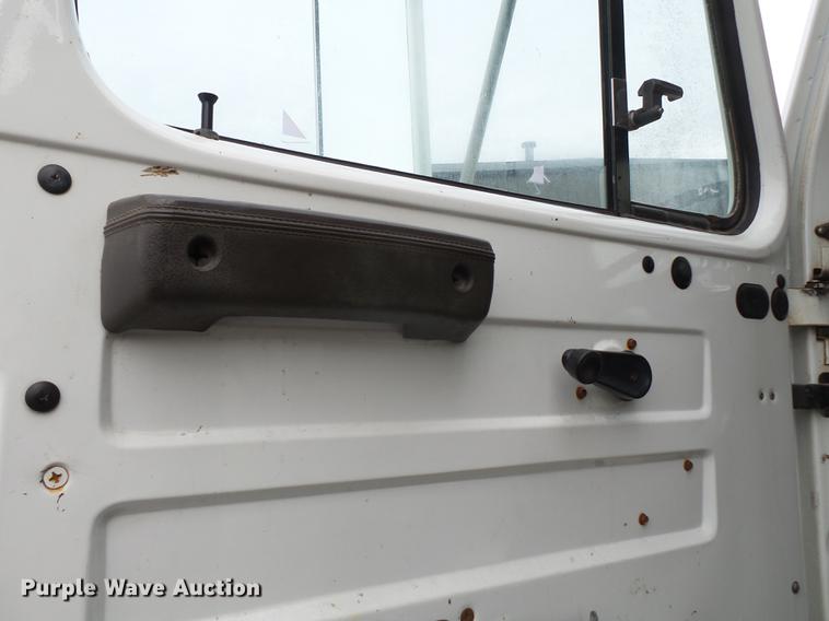 image for item DD2343 2002 International 4900 dump truck