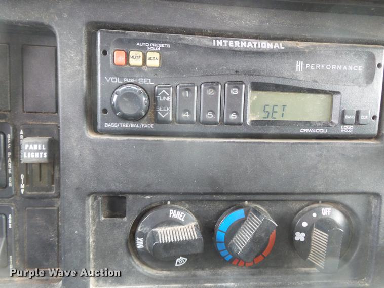 image for item DD2343 2002 International 4900 dump truck