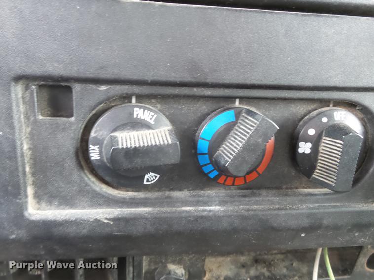 image for item DD2343 2002 International 4900 dump truck