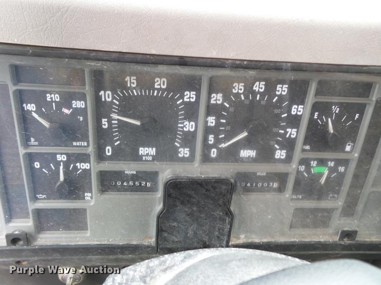 image for item DD2343 2002 International 4900 dump truck