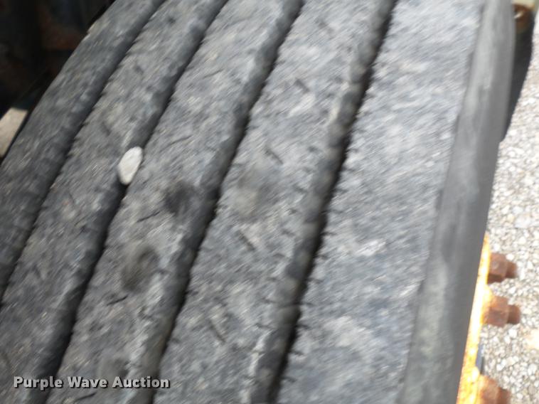 image for item DD2343 2002 International 4900 dump truck