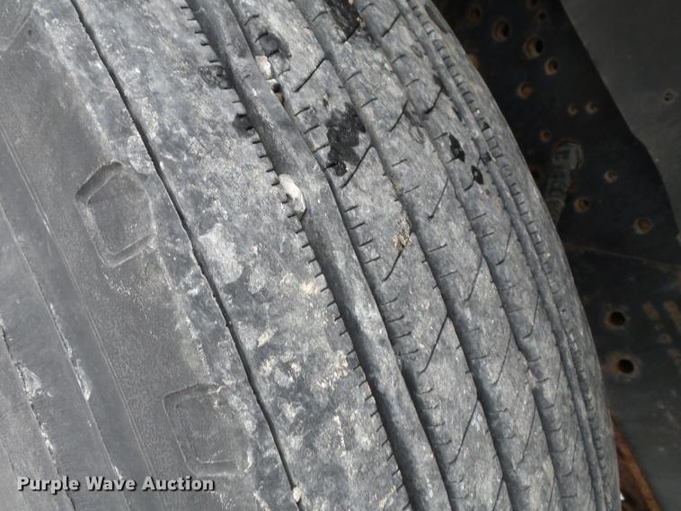 image for item DD2343 2002 International 4900 dump truck