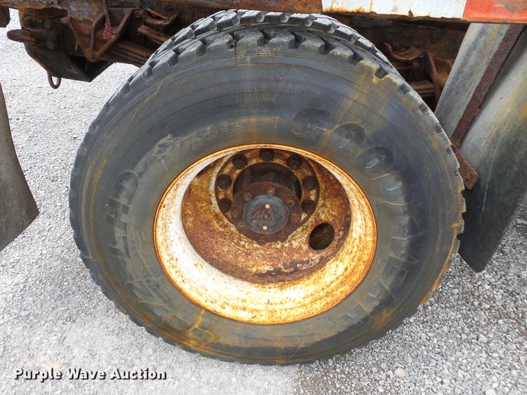 image for item DD2343 2002 International 4900 dump truck