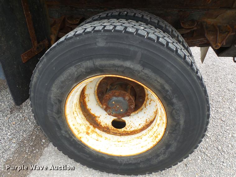 image for item DD2343 2002 International 4900 dump truck