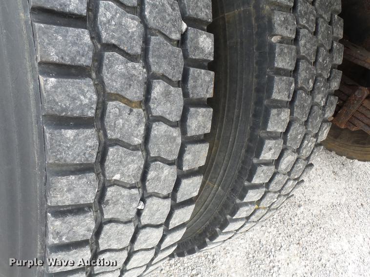 image for item DD2343 2002 International 4900 dump truck