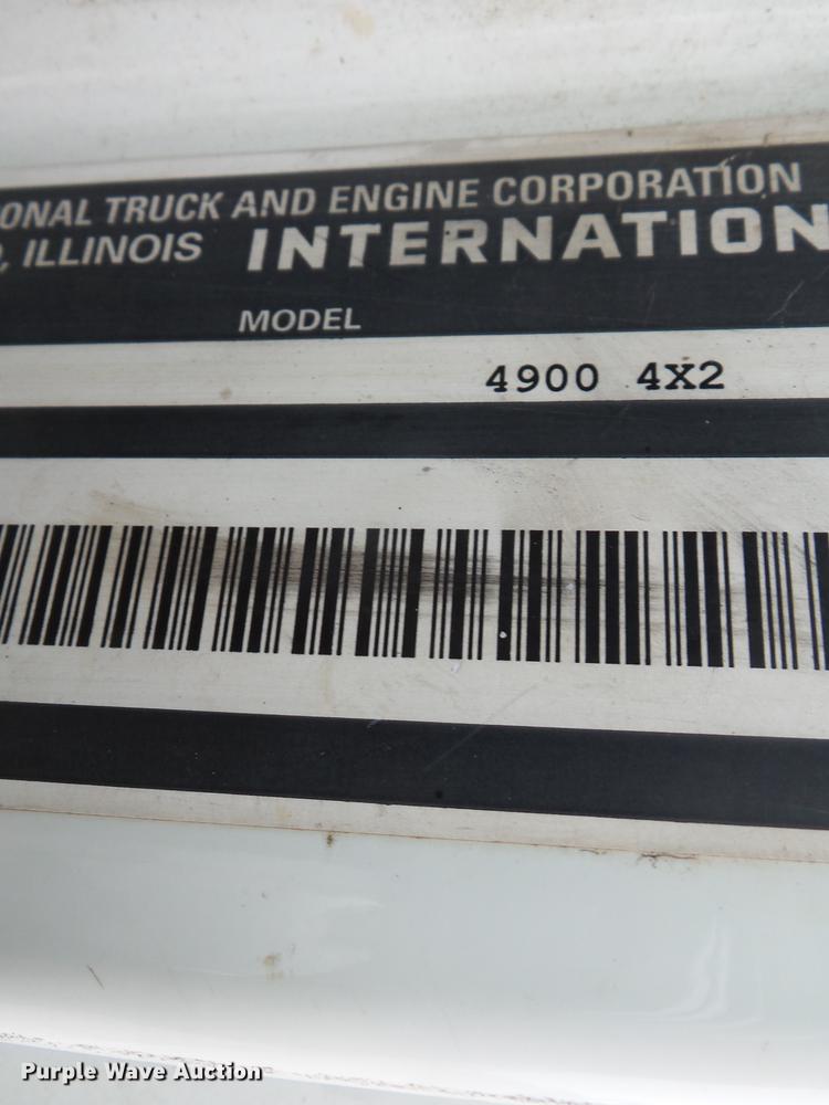 image for item DD2343 2002 International 4900 dump truck