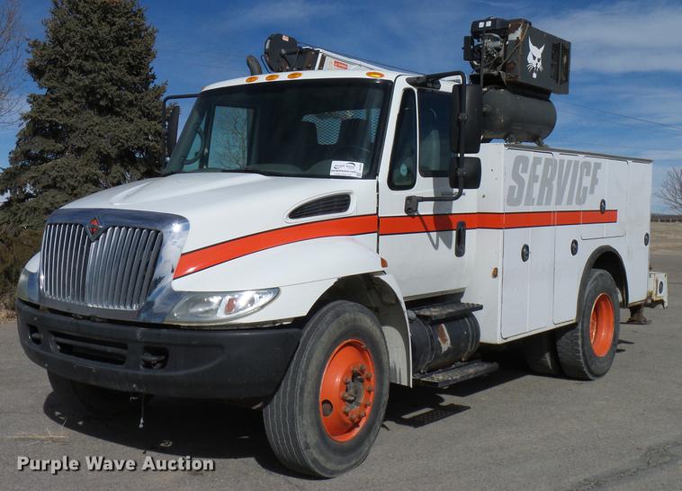 image for item DD6003 2006 International 4300 service truck with crane