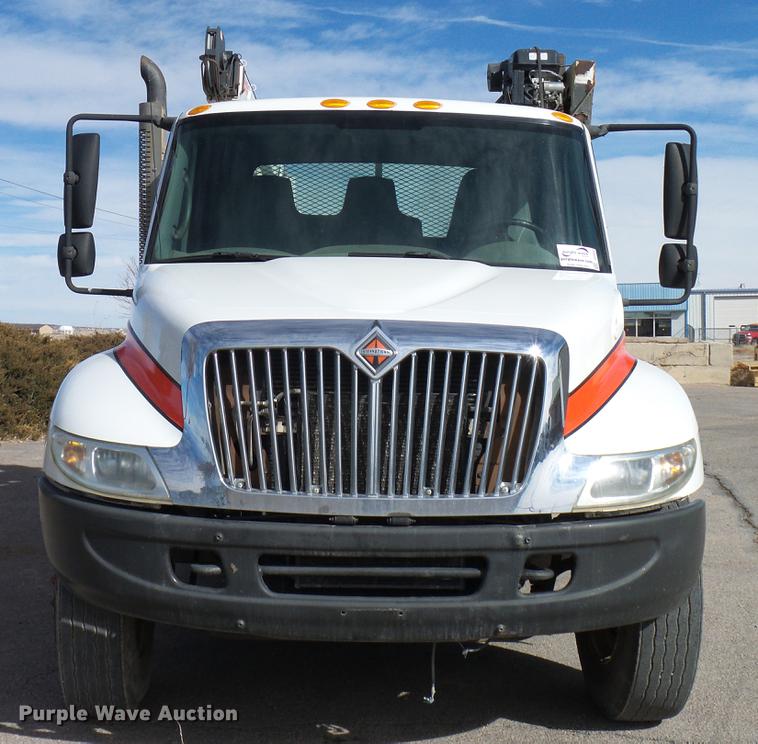 image for item DD6003 2006 International 4300 service truck with crane