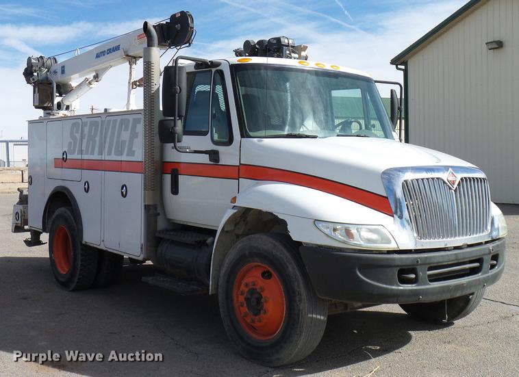 image for item DD6003 2006 International 4300 service truck with crane