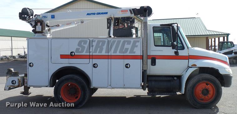 image for item DD6003 2006 International 4300 service truck with crane