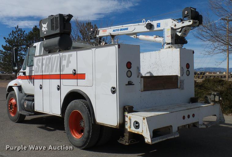 image for item DD6003 2006 International 4300 service truck with crane
