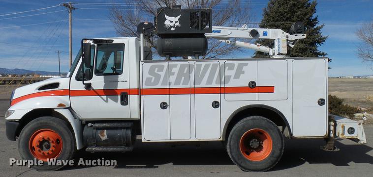 image for item DD6003 2006 International 4300 service truck with crane