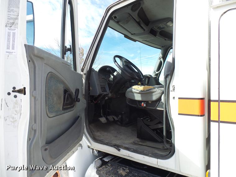 image for item DD6003 2006 International 4300 service truck with crane