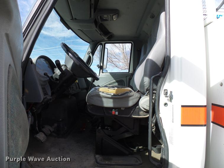 image for item DD6003 2006 International 4300 service truck with crane