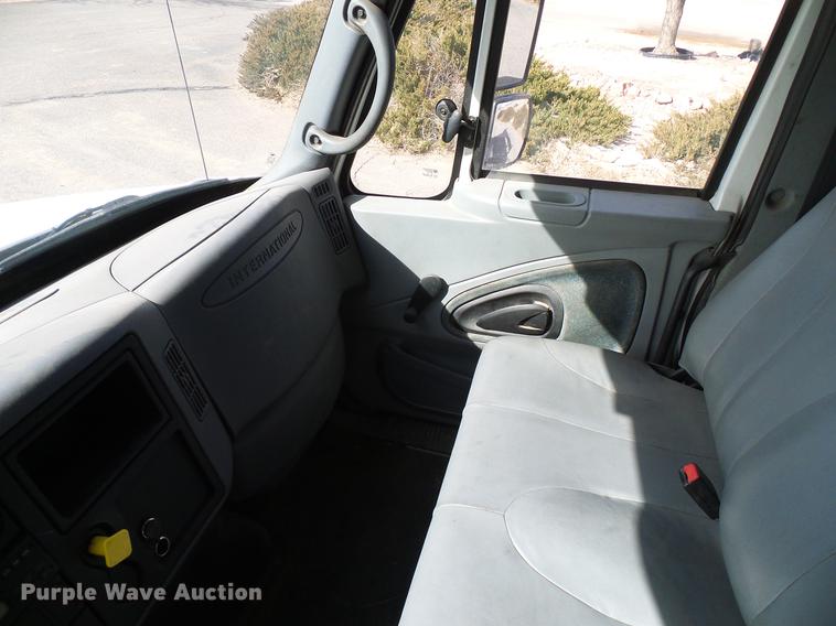 image for item DD6003 2006 International 4300 service truck with crane