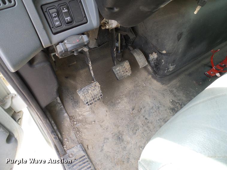 image for item DD6003 2006 International 4300 service truck with crane