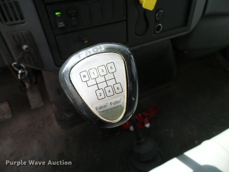 image for item DD6003 2006 International 4300 service truck with crane