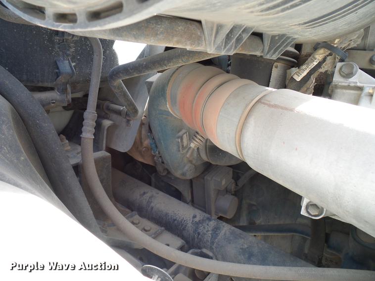 image for item DD6003 2006 International 4300 service truck with crane