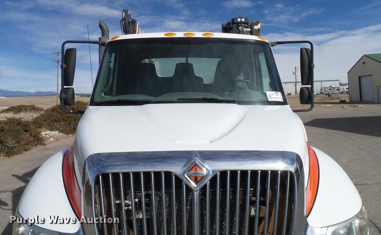 image for item DD6003 2006 International 4300 service truck with crane