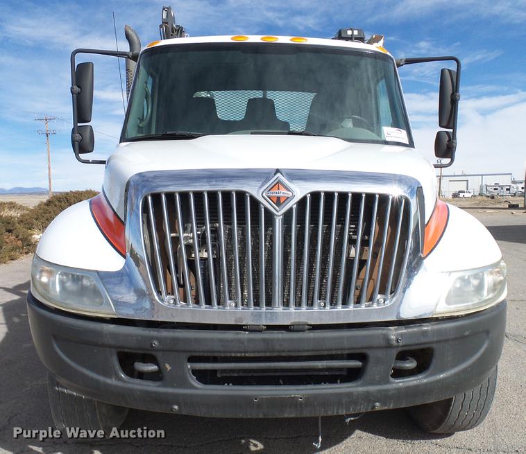 image for item DD6003 2006 International 4300 service truck with crane