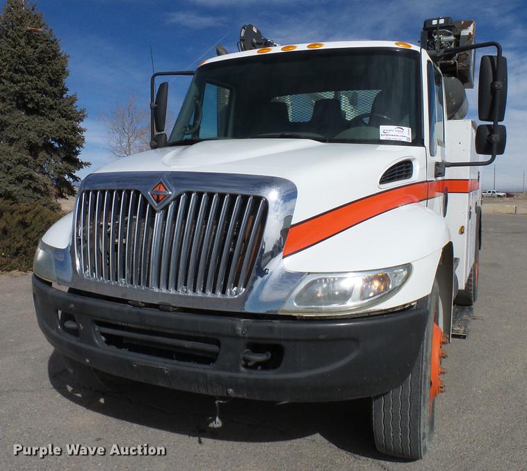 image for item DD6003 2006 International 4300 service truck with crane
