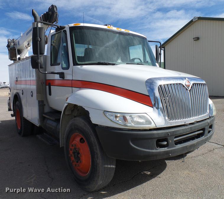 image for item DD6003 2006 International 4300 service truck with crane