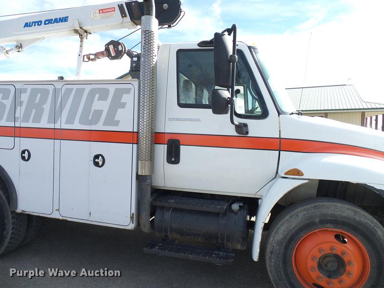 image for item DD6003 2006 International 4300 service truck with crane