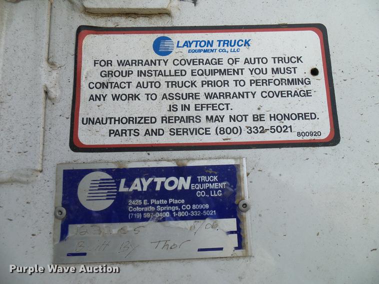 image for item DD6003 2006 International 4300 service truck with crane