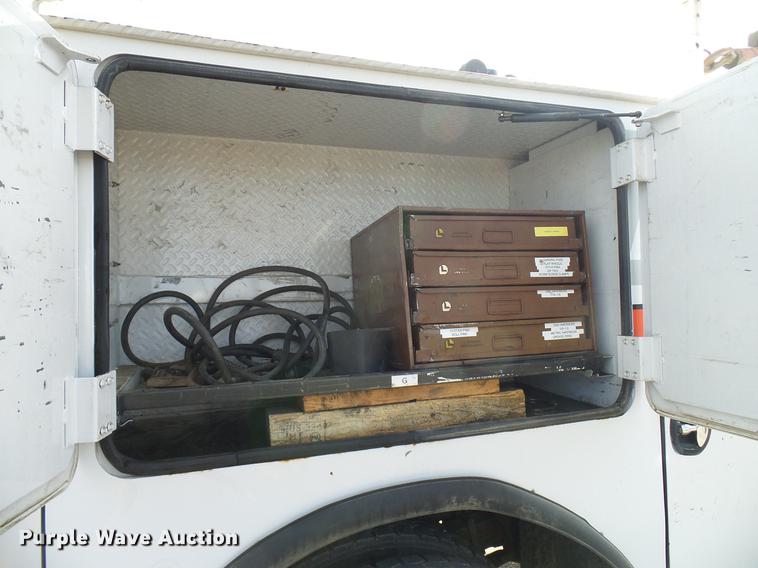 image for item DD6003 2006 International 4300 service truck with crane