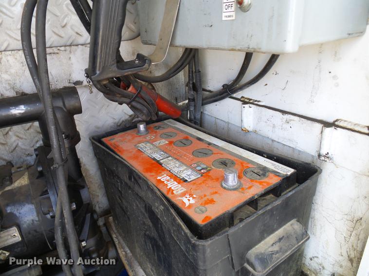 image for item DD6003 2006 International 4300 service truck with crane