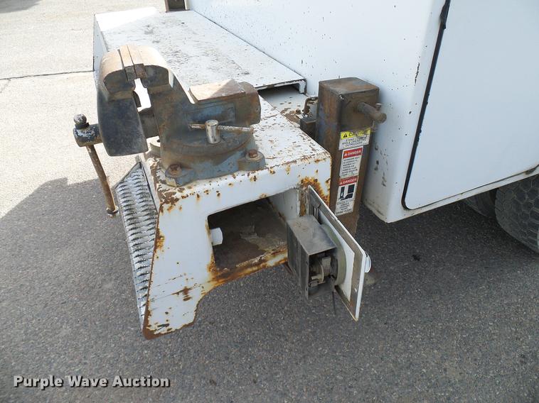 image for item DD6003 2006 International 4300 service truck with crane