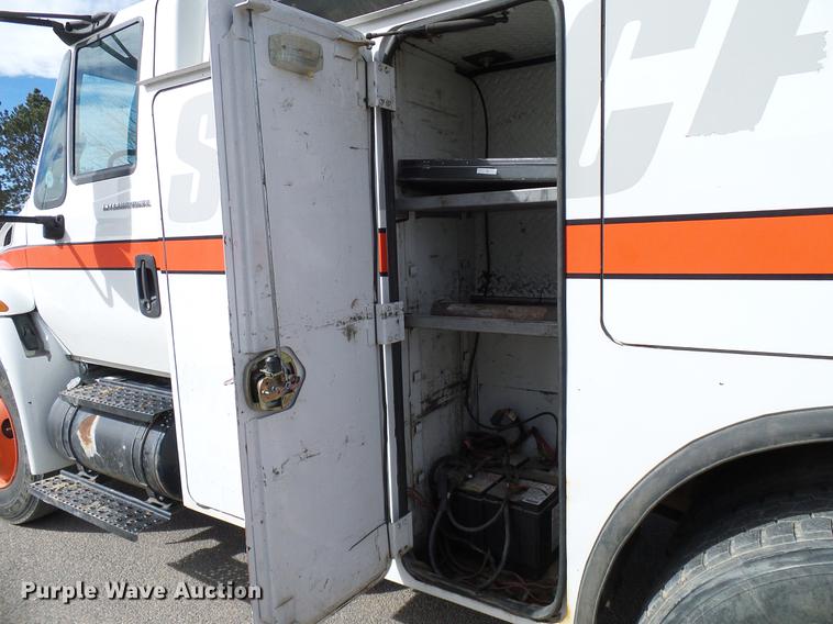 image for item DD6003 2006 International 4300 service truck with crane