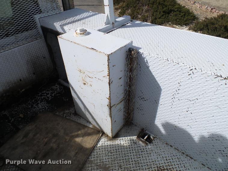 image for item DD6003 2006 International 4300 service truck with crane